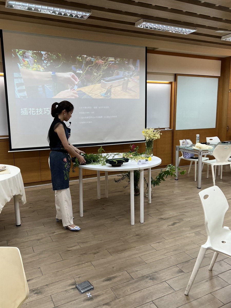 111-2學期教師工作坊-「綻放餐桌花藝：營造美食與花卉的完美契合」