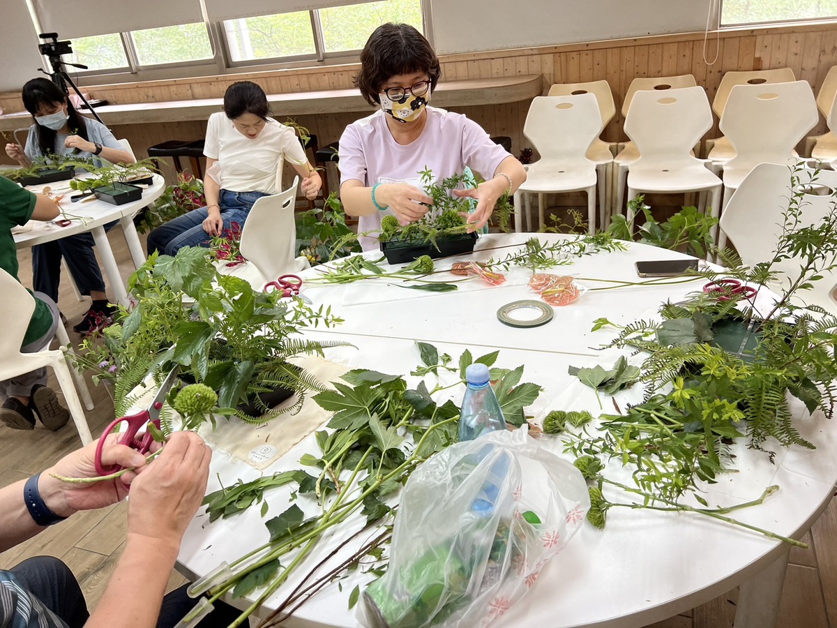 111-2學期教師工作坊-「綻放餐桌花藝：營造美食與花卉的完美契合」